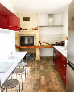 a kitchen with a counter and some chairs in it at Au lit de Vin in Saint-Sulpice-de-Faleyrens