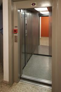 een lift in een gebouw met de deur open bij Nido Center II in Bergamo