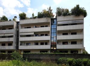 een appartementencomplex met planten erop bij Nido Center II in Bergamo