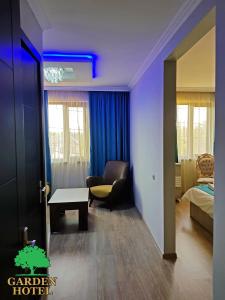 Voodi või voodid majutusasutuse Garden Hotel toas