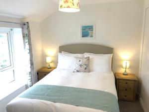 Un dormitorio con una cama grande con dos mesitas de noche. en Cleddau View, en Milford Haven