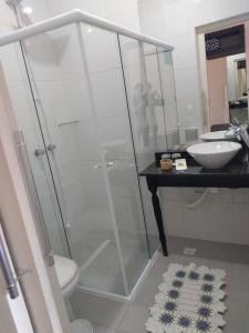 La salle de bains est pourvue d'une douche, de toilettes et d'un lavabo. dans l'établissement Feliccità Pousada, à Extrema