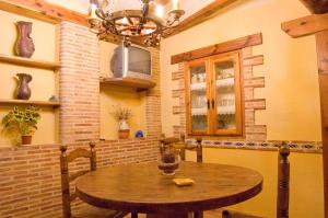 uma sala de jantar com uma mesa e um lustre em Torrefolch em Forcall
