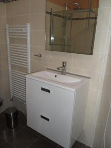 ヴァロン・ポン・ダルクにあるル マス デュ パウロウのバスルーム(白い洗面台、鏡付)