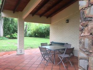 einen Tisch und Stühle auf einer Terrasse in der Unterkunft Casa muy cómoda y acogedora in Punta del Este