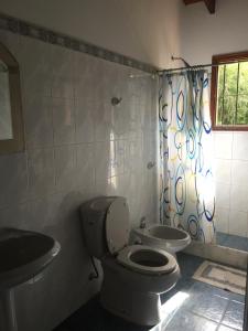 ein Bad mit einem WC und einem Waschbecken in der Unterkunft Casa muy cómoda y acogedora in Punta del Este
