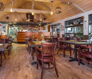 Restoran või mõni muu söögikoht majutusasutuses Hotel Duus by Keflavik Airport