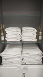 un montón de toallas en un estante en un armario en Sherryflat San Agustín en Jerez de la Frontera
