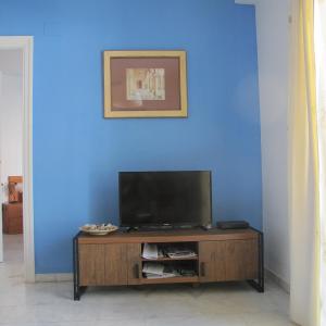 トレモリノスにあるApartment in Torremolinos Centerの青い壁のリビングルーム(テレビ付)