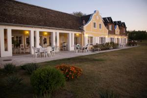 een huis met een patio met tafels en stoelen bij Kastel Marijeta in Šušara