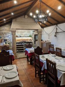 Reštaurácia alebo iné gastronomické zariadenie v ubytovaní Hotel A Torre do Xudeu