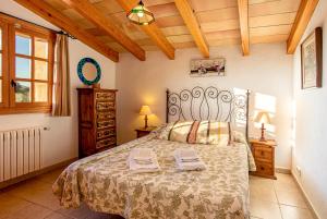 Postel nebo postele na pokoji v ubytování Villa Can Bajoca By homevillas360 + 24 fotografií