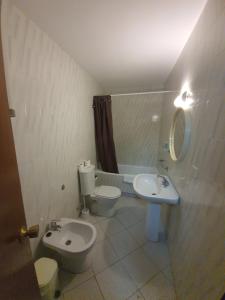 łazienka z toaletą i umywalką w obiekcie Pensió Costa Brava w Sant Antoni de Calonge