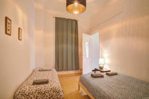 アントワープにあるTheodore Residence in the Heart of Antwerpのベッド2台と窓のある寝室