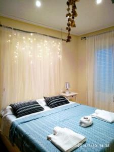 Un dormitorio con una cama con dos toallas encima. en HOME STAR THALASSA VII, en Vera 14 fotos más