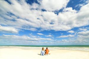 un hombre y una mujer de pie en una playa en Villa Las Estrellas Tulum - located at the party zone, en Tulum