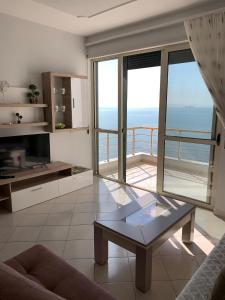 Una sala de estar con vista al mar. en The Sunset Apartament, en Durrës