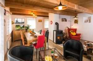 伏尔塔瓦河畔利普诺Chata Kadlečka的客厅配有桌椅和燃木炉。