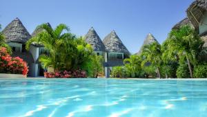 - Vistas al complejo desde la piscina en Swordfish Villas en Malindi