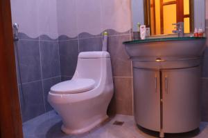 Ένα μπάνιο στο Between 28may Metro station and National Boulevard Seaside Park +35 φωτογραφίες