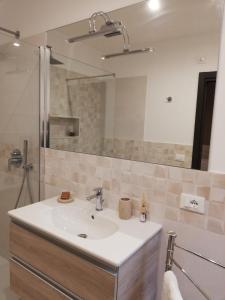 uma casa de banho com um lavatório e um chuveiro em Casa Bandiera em Siracusa