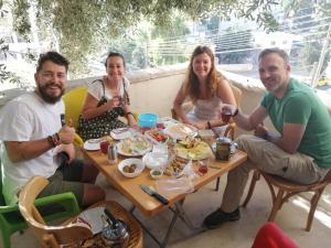 ارابيان سويتس في عمّان: مجموعة من الناس يجلسون حول طاولة يأكلون الطعام