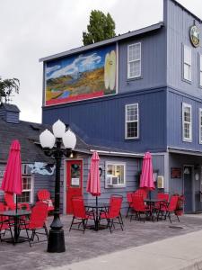 ein Gebäude mit roten Stühlen und Tischen davor in der Unterkunft Deep Water Inn in Chelan