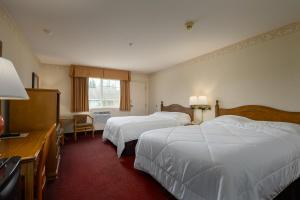 Postel nebo postele na pokoji v ubytování Three Rivers Inn Sedro Woolley