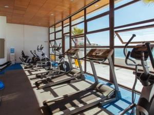 Phòng/tiện nghi tập thể dục tại Moderno Departamento en Jardín del Mar Junto al Casino Enjoy