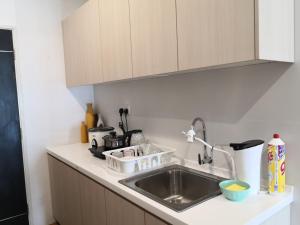 云顶高原The Loft at Midhills Genting Highlands Free WiFi的带水槽和台面的厨房