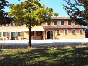 budynek z drzewem przed nim w obiekcie Agriturismo Sant' Anna w mieście Treviso +19 zdjęć