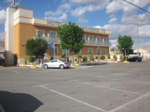 a hotel with a car parked in a parking lot at Hotel Totana Sur in Totana