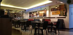 a bar with tables and chairs in a restaurant at Valle Sur Hotel Moquegua in Moquegua