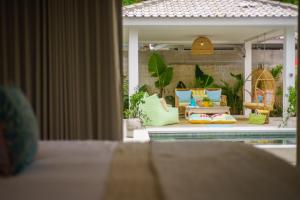 - un salon avec un canapé dans l'établissement Sunyi Villas, à Kuta Lombok