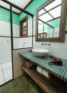 baño con lavabo y espejo en la encimera en Pousada Casa da Lagoa, en Florianópolis