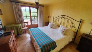 1 dormitorio con cama, mesa y ventana en Hotel Posada Colchagua, en Santa Cruz