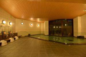 宫岛宫岛森林酒店的带有游泳池的建筑物内的游泳池