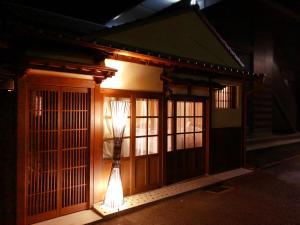 un edificio con una luz en el costado en Ranjatai Premium, en Nara