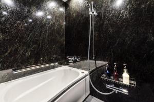 Un baño de PROSTYLE Ryokan Yokohama Bashamichi