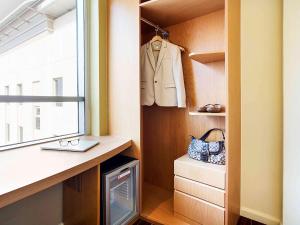 um closet com uma janela e um computador portátil em ibis Mall Avenue Dubai no Dubai
