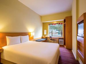 Uma cama ou camas num quarto em ibis Mall Avenue Dubai