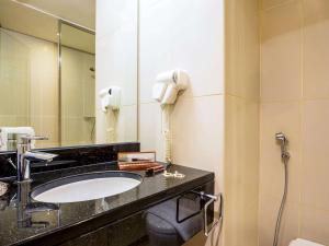 Uma casa de banho em ibis Mall Avenue Dubai