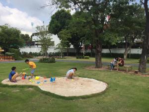 um grupo de crianças brincando em uma caixa de areia em um parque em Baan Suan Krung Kao em Phra Nakhon Si Ayutthaya