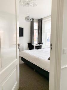 A bed or beds in a room at b&b het Herenhuys aan de historische gracht van Kollum