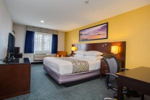 Un pat sau paturi într-o cameră la SureStay Plus Hotel by Best Western Chula Vista West