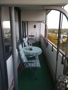 Zimmer mit einem Tisch und Stühlen auf einem Balkon in der Unterkunft Veronika in Erftstadt