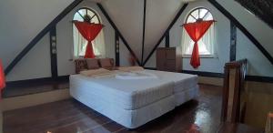Isla de Paz Beach Resort tesisinde bir odada yatak veya yataklar