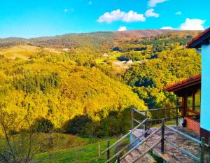 Genel bir dağ manzarası veya in country housen çekilmiş bir dağ manzarası