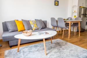 uma sala de estar com um sofá e uma mesa em City View Apartment With 2 Bedrooms and Free Garage em Blagoevgrad