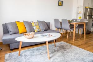 Posezení v ubytování City View Apartment With 2 Bedrooms and Free Garage